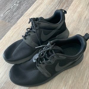 Black Nike Roshe Ones